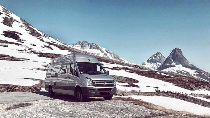 Wohnmobil in Schneelandschaft
