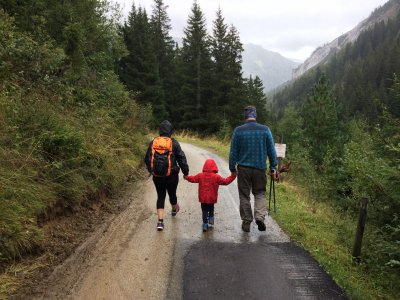 Famille qui fait une promenade en montagne