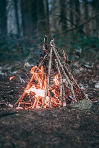 Allumer un feu avec des branches