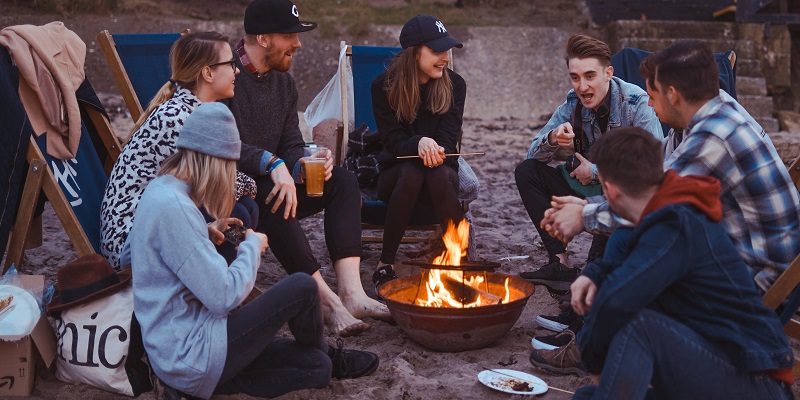 Le feu de camp, une part essentielle du camping