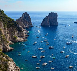 Bateaux dans la mer de Naples, en Italie