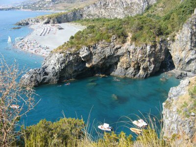 Die Felsen und der Strand von Kalabrien, in Italien