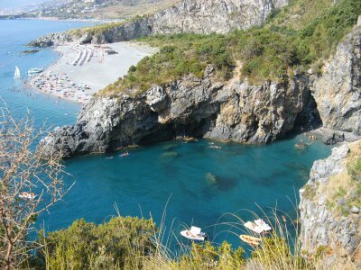 Les rochers et la plage de Calabria, en Italie
