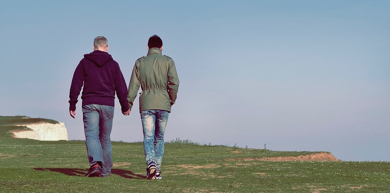 Couple gay marchant sur les collines