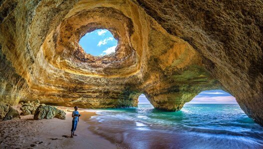La grotte de la plage de Benagil au Portugal