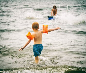Kids-playing-water