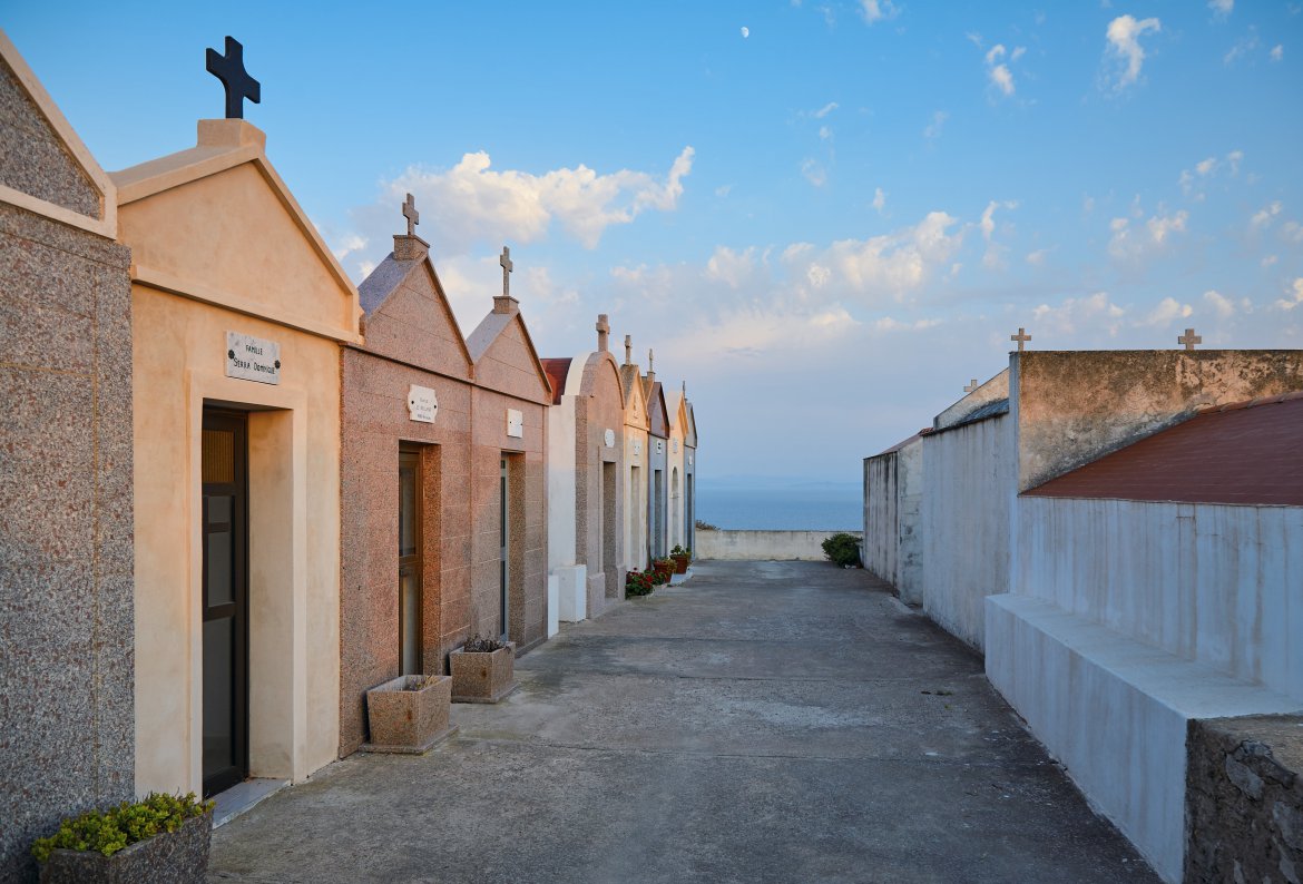 vidar-nordli-mathisen-bDtrEO5lxZw-unsplash corsica-bonifacio-cementary