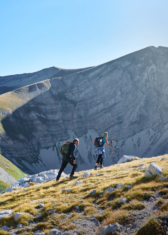edoardo-busti-HVWVERp33tQ-unsplash two persons hikinh up a mountain