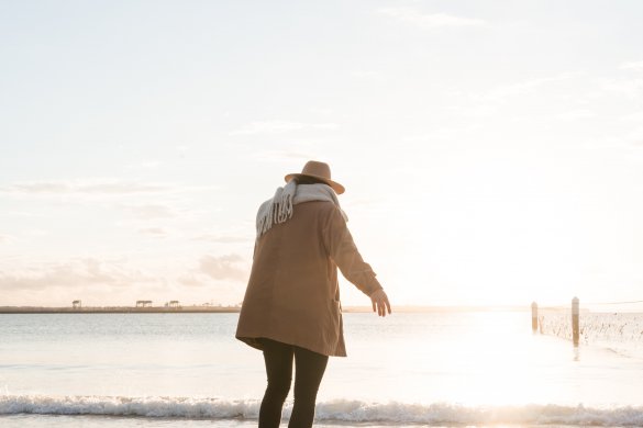 jessica-da-rosa-22eiAwAk7vw-unsplash old woman camping standing in front of a lake