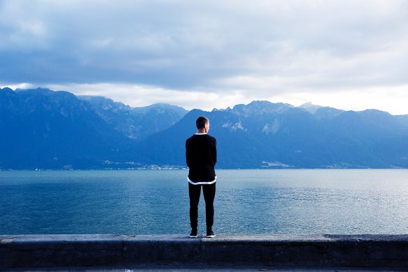 joshua-earle-YxJ5AfKFgFE-unsplash man standing in front of a lake.