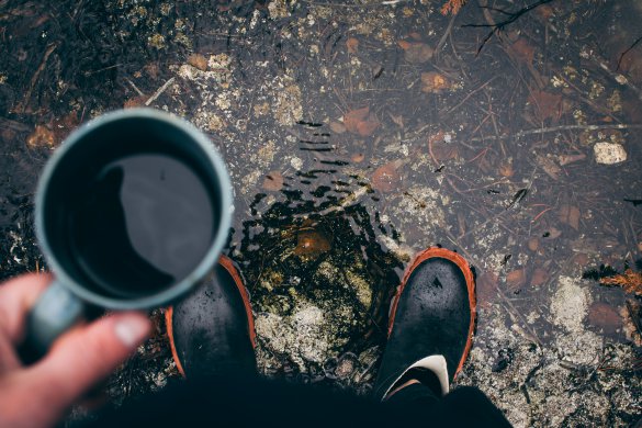 ian-keefe-RoWfDieX0Tg-unsplash Camping-Foto. Regenstiefel und Kaffee