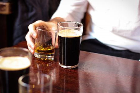 Whisky y cerveza negra en un pub en Glasgow